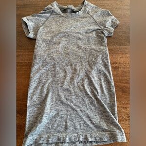 Lululemon Gray shirt sleeve Swiftly hip length